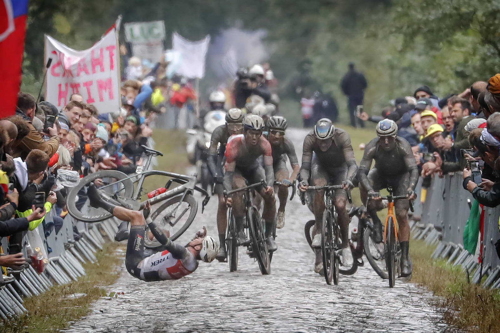 VELT: Mads Pedersen dundrer i bakken i Arenbergskogen, og det er Luke Rowe på vei til å gjøre bak i bildet. paris roubaix 2021 (8)