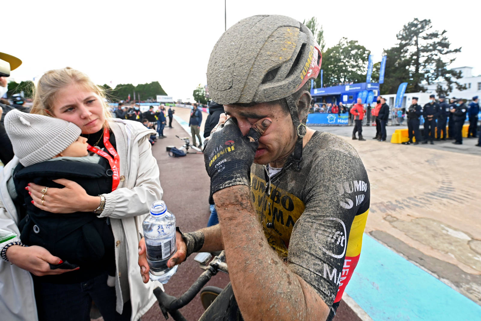 UTMATTET: Wout van Aert prøver å fjerne grus fra øynene etter målgang. paris roubaix 2021 (9)