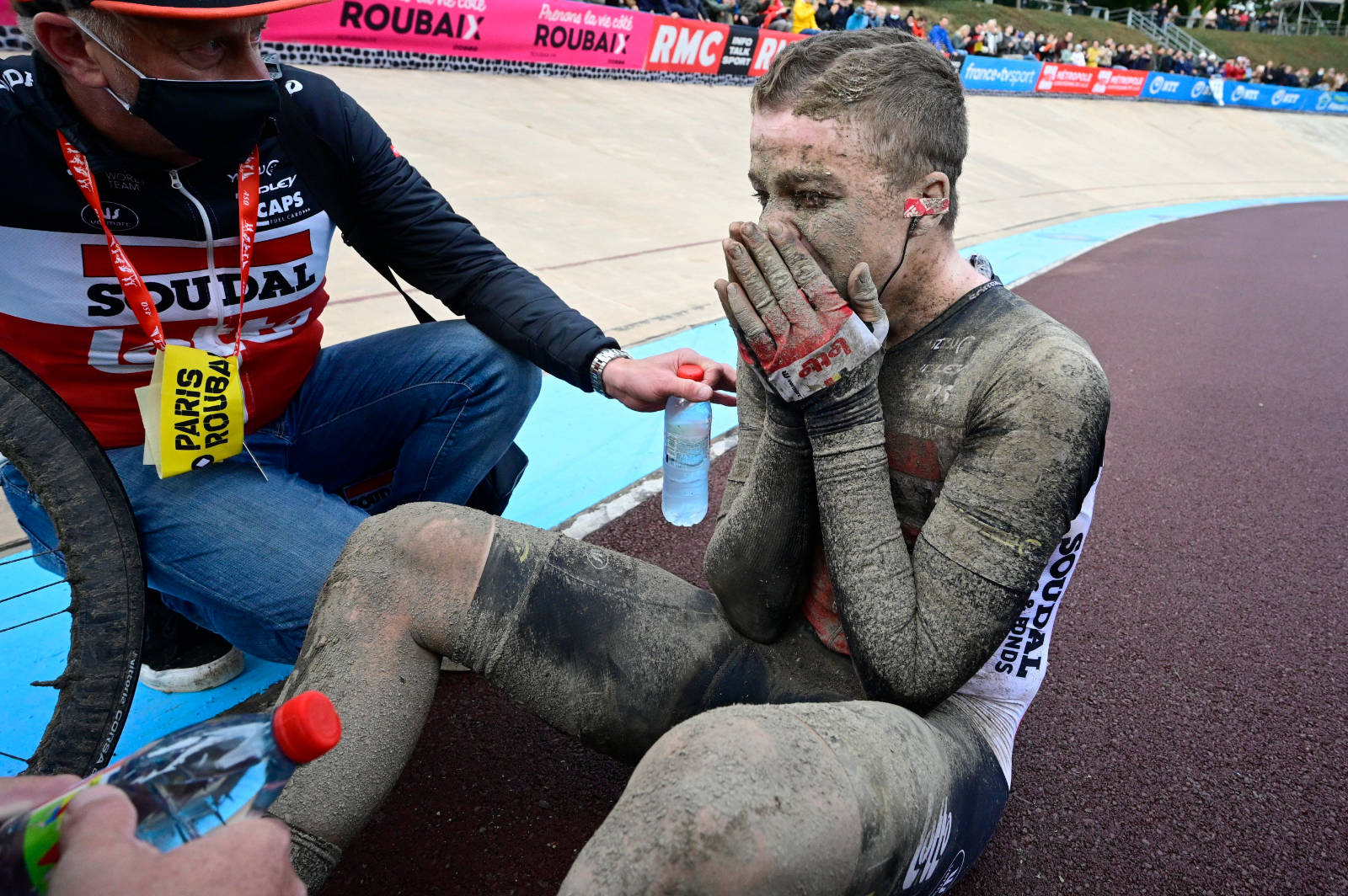 MER GRÅT: Florian Vermeersch var også svært emosjonell etter målgang. Den 22 år gamle belgieren fikk et virkelig stort gjennombrudd i søndagens ritt. paris roubaix 2021