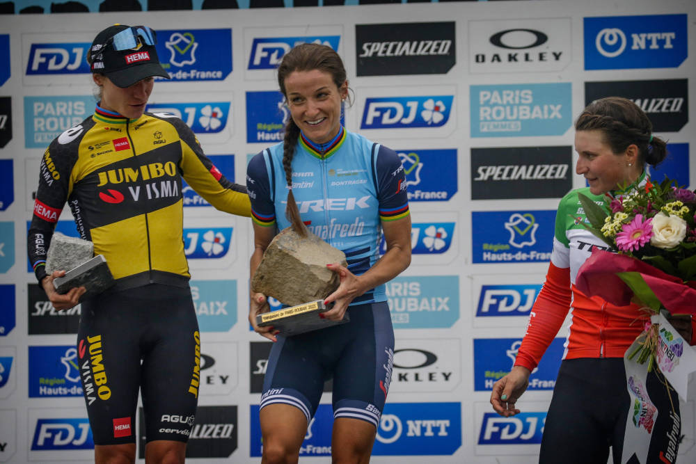 PODIET: Fra venstre: Marianne Vos, Lizzie Deignan og Elisa Longo Borghini. paris-roubaix femmes (11)
