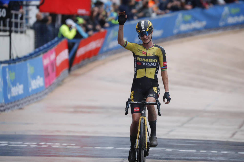 TAKK: Marianne Vos vinker til publikummet på velodromen og takker for støtten. paris-roubaix femmes (13)