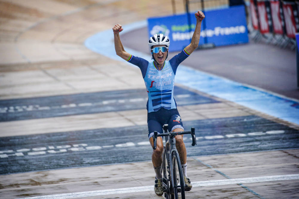 VINNER: Lizzie Deignan, med blødende hender, jubler som historiens første vinner av Paris-Roubaix Femmes. paris-roubaix femmes (14)