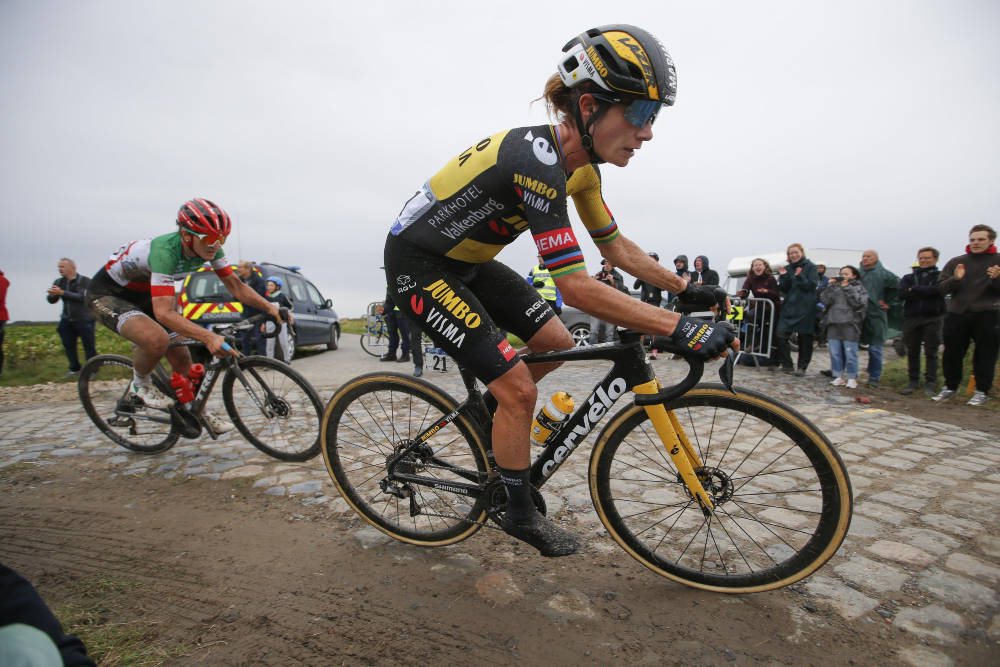 NUMMER TO OG TRE: Marianne Vos og Elisa Longo Borghini unngikk uhell underveis, og var de to sterkeste fra feltet i avslutningen. Men Lizzie Deignans ledelse var for stor. paris-roubaix femmes (16)