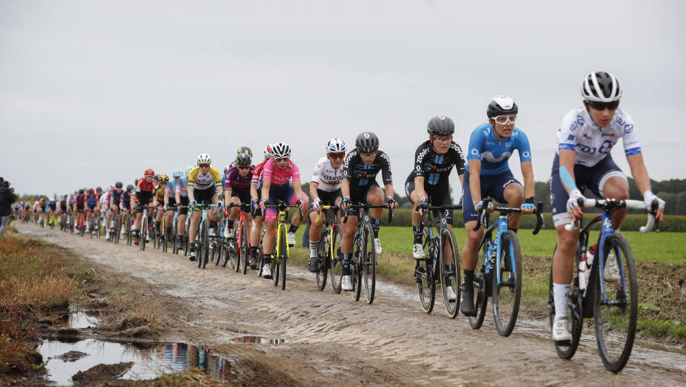 LANG LANG REKKE: Feltet på en strek over et brosteinsparti. paris-roubaix femmes (18)