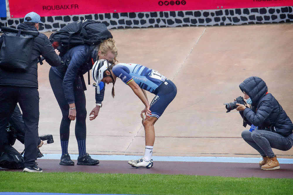UTMATTET: Lizzie Deignan henter seg inn igjen etter å ha kommet i mål. paris-roubaix femmes (2)