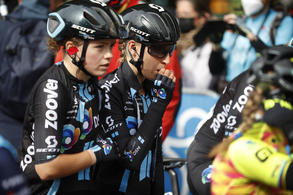 PÅ START: Susanne Andersen sammen med lagvenninne i Team DSM, Franziska Koch, før starten på rittet. paris-roubaix femmes (20)