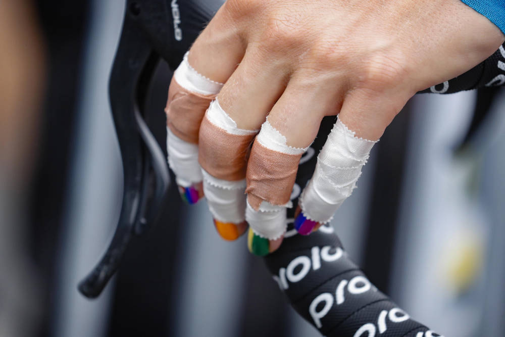 POLSTRET: En rytter, som også har meget kul neglelakk, har sørget for å teipe opp hendene for å begrense gnagsår i hendene. paris-roubaix femmes (21)