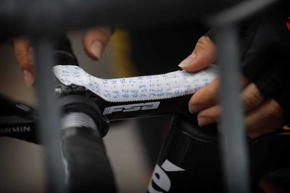 NOTATER: En rytter har notert rittets brosteinspartier på en teipbit festet på stemmet. paris-roubaix femmes (23)