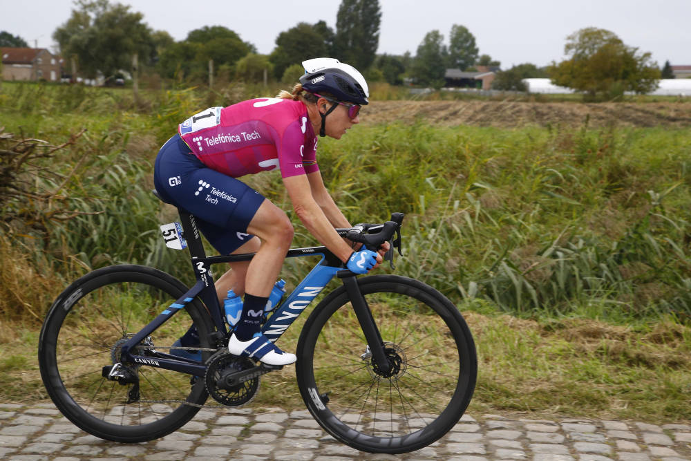 STYGT BRUDD: Annemiek van Vleuten veltet etter hvert ut av rittet, og pådro seg to brudd i bekkenet, samt i skulderen. paris-roubaix femmes (24)