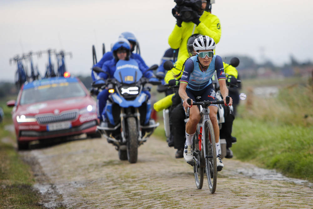 SOLO: I nærmere 85 kilometer lå Lizzie Deignan alene i front. Et helt vanvittig solostunt. paris-roubaix femmes (25)