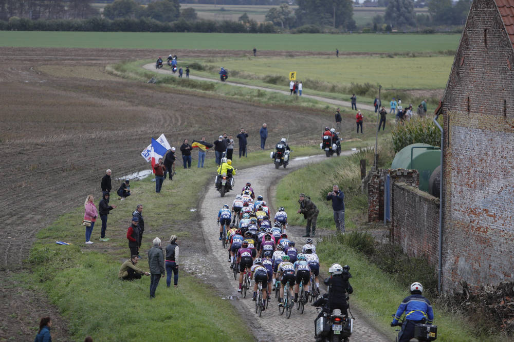 FRANSKE JORDER: Brosteinspartiet i Orchies slynger seg over jordet. paris-roubaix femmes (26)