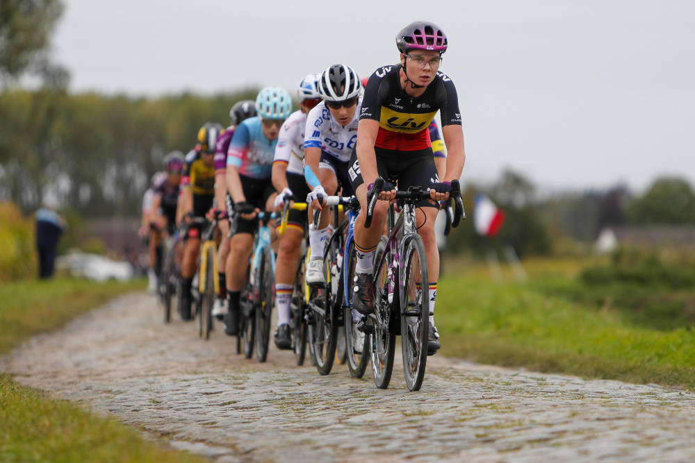 BELGISK MESTER: Lotte Kopecky både veltet og hadde teknisk trøbbel underveis. Her leder hun an over en brosteinssektor. paris-roubaix femmes (27)