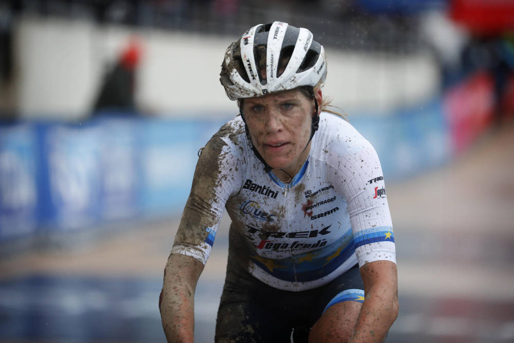 VELTET HARDT: På brosteinssektor fem, Camphin-en-Pévèle, dundret Ellen van Dijk i bakken, men nederlenderen fullførte likevel. paris-roubaix femmes (4)