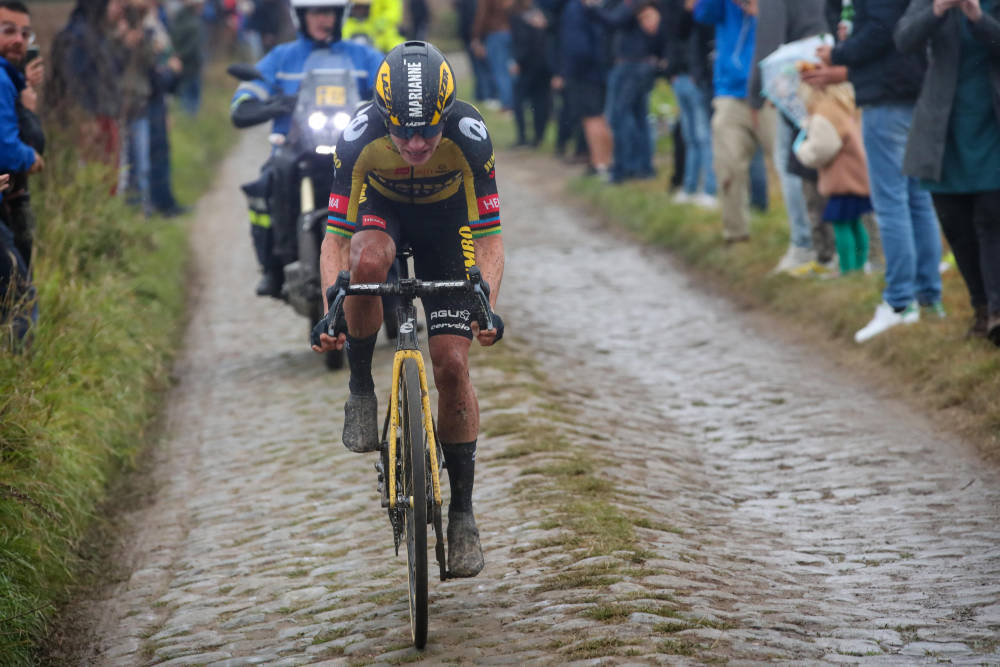 SYKKELDRONNINGEN: Marianne Vos har vunnet alt man kan vinne som syklist, men lykkes ikke med Paris-Roubaix. Hun viste imidlertid sine eminente ferdigheter på Carrefour de l'Arbre, og sikret annenplassen. paris-roubaix femmes (6)