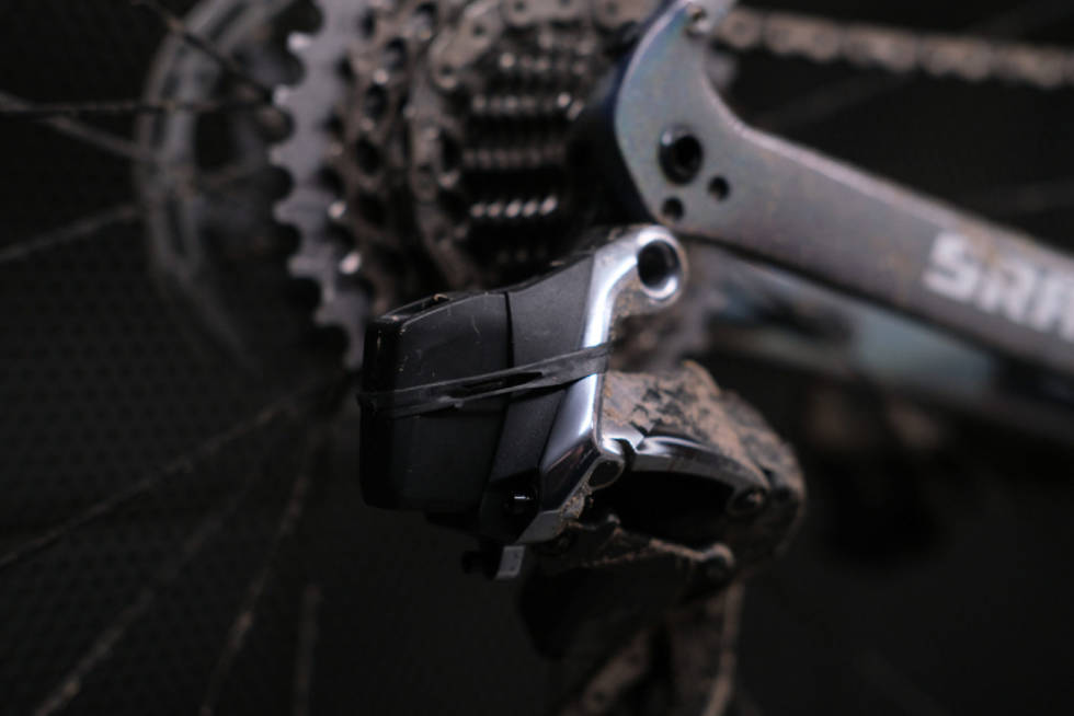 EKSTA SIKRING: For å sikre at batteriene ikke skulle hoppe av giret på den brutale brosteinen, er en liten strikk festet rundt batteriet på bakskifteren. Foto: Trek paris-roubaix, lizzie deignans trek domane slr (4)