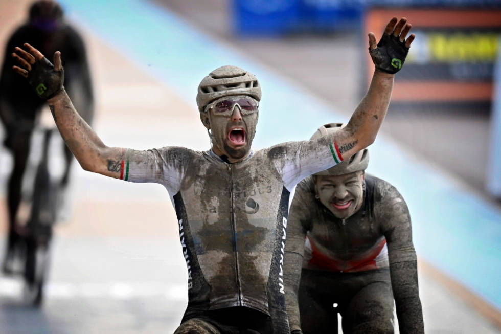 SEIER: Sonny Colbrelli jubler for karrierens største triumf i Paris-Roubaix. Foto: Cor Vos paris-roubaix, sonny colbrelli