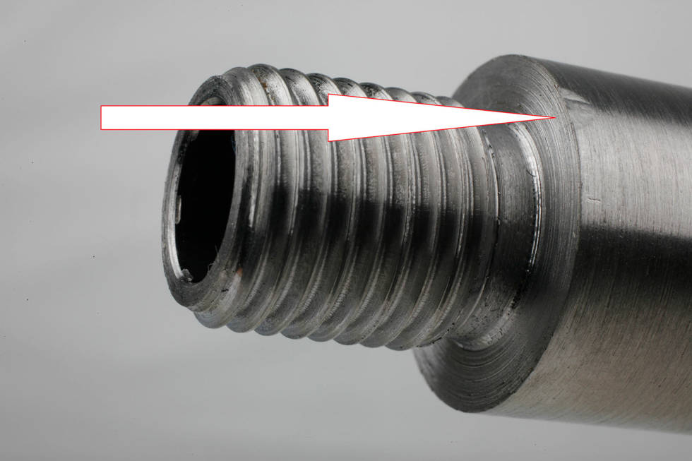 UBOTELIG SKADE: En bulk eller annen skade på denne flaten må du få børsemakeren til å stelle pent med. Denne ubetydelige bulken (se pila) ga en hel millimeter kast ved dempermunningen. Patronverksted-lyddemper-6