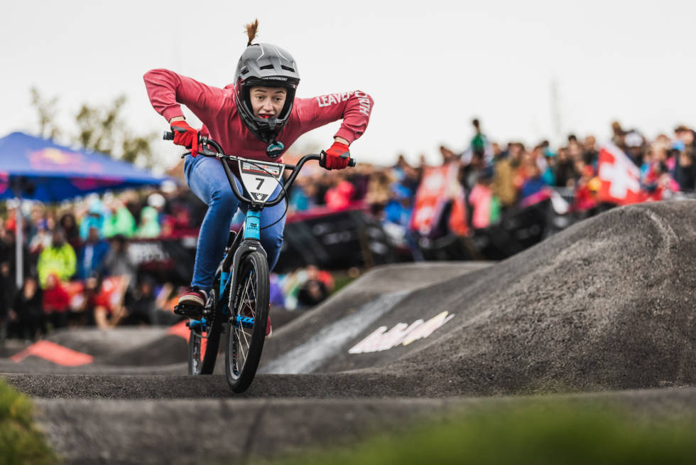Payton Ridenour fra USA ble tidenes første til å vinne UCIs regnbuetrøye i pumptrack etter at hun vant VM-finalen i Bern i Sveits. Foto: Red Bull Content Pool Ridenour vant pumptrack-VM 2019