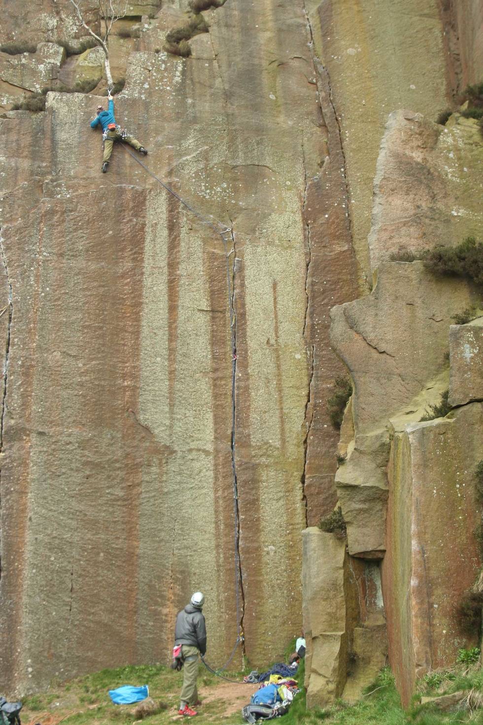 Runout: Paula Voldner topper (heldigvis) ut på flashen av Time For Tea (E3), Millstone. Foto: Hanna Bugge Peak-District-England-Paula-Voldner-7