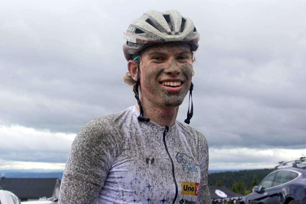 GRISETE: Per Strand Hagenes forteller om mye gjørme og sugende forhold på dagens etappe i Tour te Fjells. Foto: Ingeborg Scheve Per Strand Hagenes Tour te Fjells