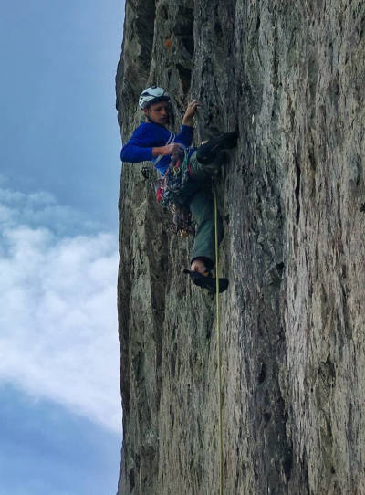 FORBEREDELSER: Det fins ikke bilder av Pete Whittaker som klatrer Kjerag alene uten tau (det er kanskje ikke så rart), men dette bildet viser Whittaker i aksjon på ruta Skjoldet på Kjerag i 2018. Foto: Privat Pete Whittaker Kjerag