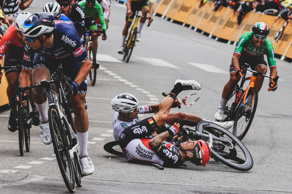 STYGG VELT: Peter Sagan måtte bryte Tour de France. Her velter han stygt sammen med Caleb Ewan på den tredje etappen. Foto: Cor Vos. Peter-Sagan-4