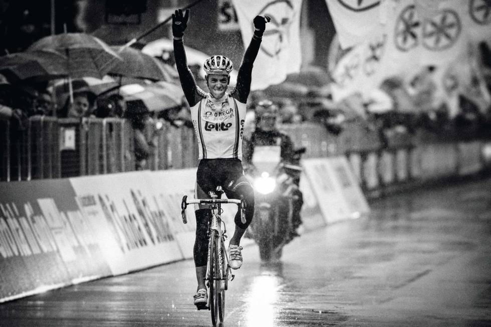Iskald: Giro di Lombardia, nå Il Lombardia, var det første monumentet Gilbert vant. Il Lombardia er klatrernes klassiker, og skal ikke kunne passe Gilbert. I den iskalde 2010-utgaven ventet han i det lengste med å kjøre av Michele Scarponi. Foto: Cor Vos. Philippe-Gilbert-5