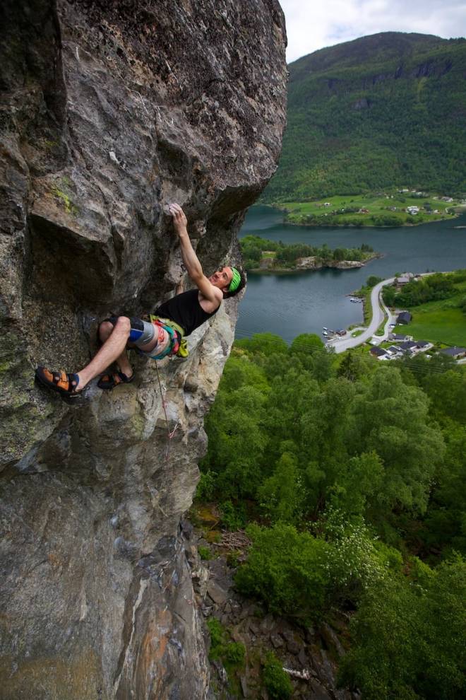 Philip Toney førstebestiger Ekstrem Hygge (7b+) på Gulveggen på Kvam. Foto: Henning Wang. Phillip Toney - Max Hygge 7b+ FA, Kvam, Norge
