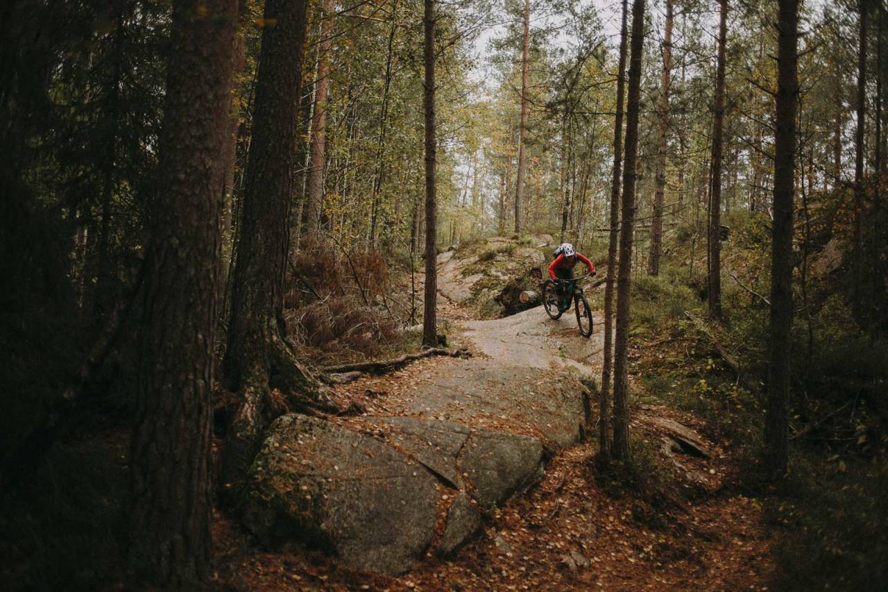 STYRKET: Pioneren i Østmarka er tilrettelagt og styrket for å tåle mer slitasje. Store deler av stien går over svaberg, som her hvor Tonje Sameien setter sving. Foto: Kristoffer H. Kippernes stisykling pioneren tips