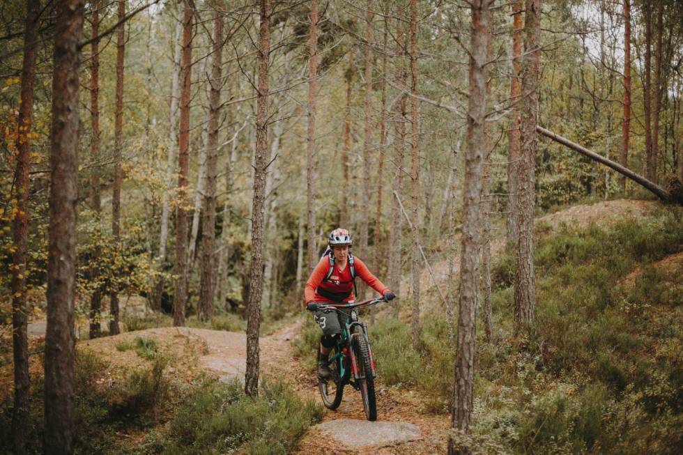 TURGLAD: Tonje Sameien er selv ivrig stisyklist. Her fotografert i Pioneren i Østmarka utenfor Oslo. Foto: Kristoffer H. Kippernes tonje sameien trailguide