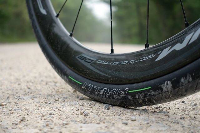 STORT VOLUM - MINDRE LUFT: Pirelli Cinturato i 32 mm bredd gjør at du kan sykle med lavere dekktrykk. pirelli cinturato