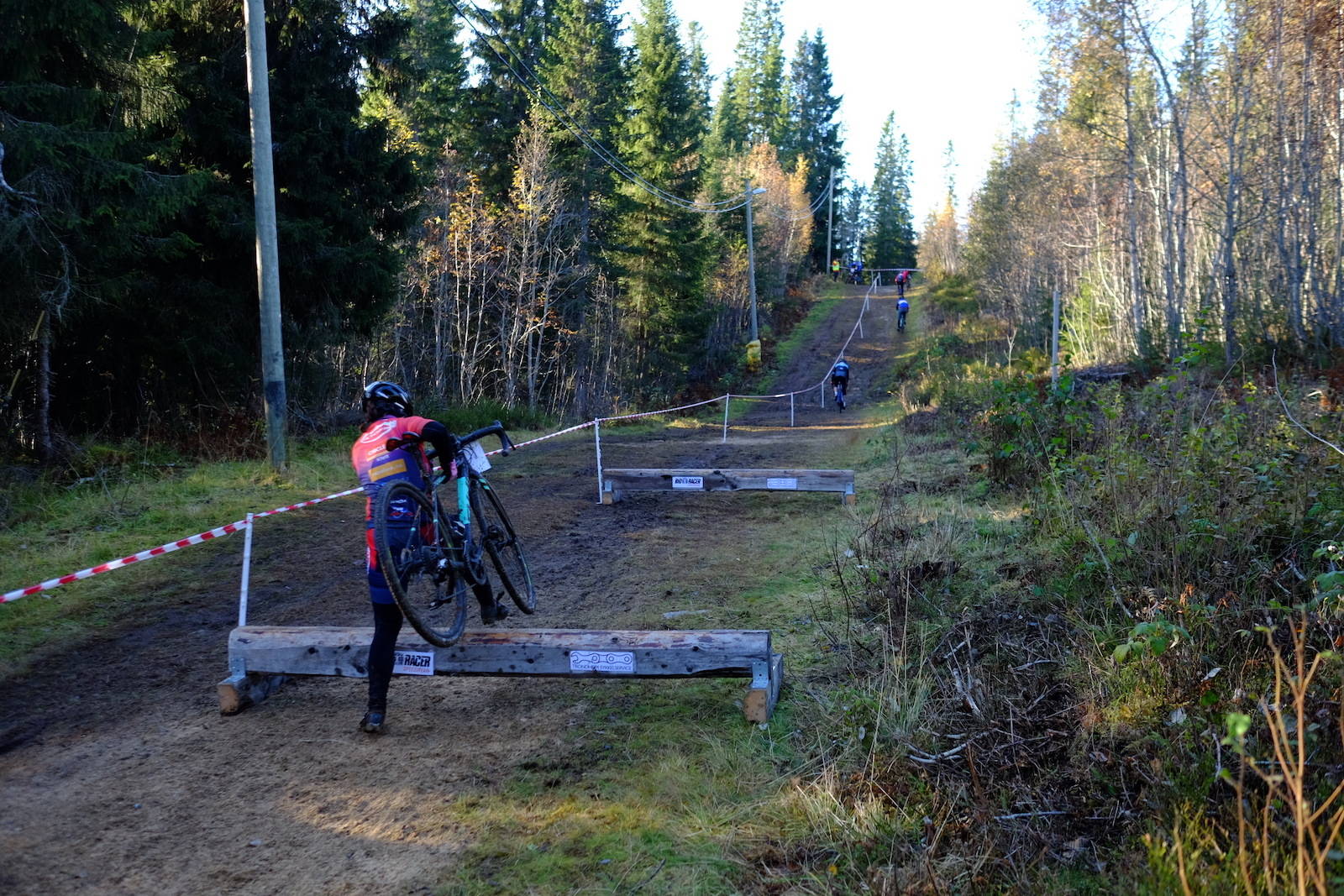 OPP OG OVER: Hinderne sto i kø. Foto: Benjamin Werner Trønderkross 2019 i bilder Foto: Benjamin Werner