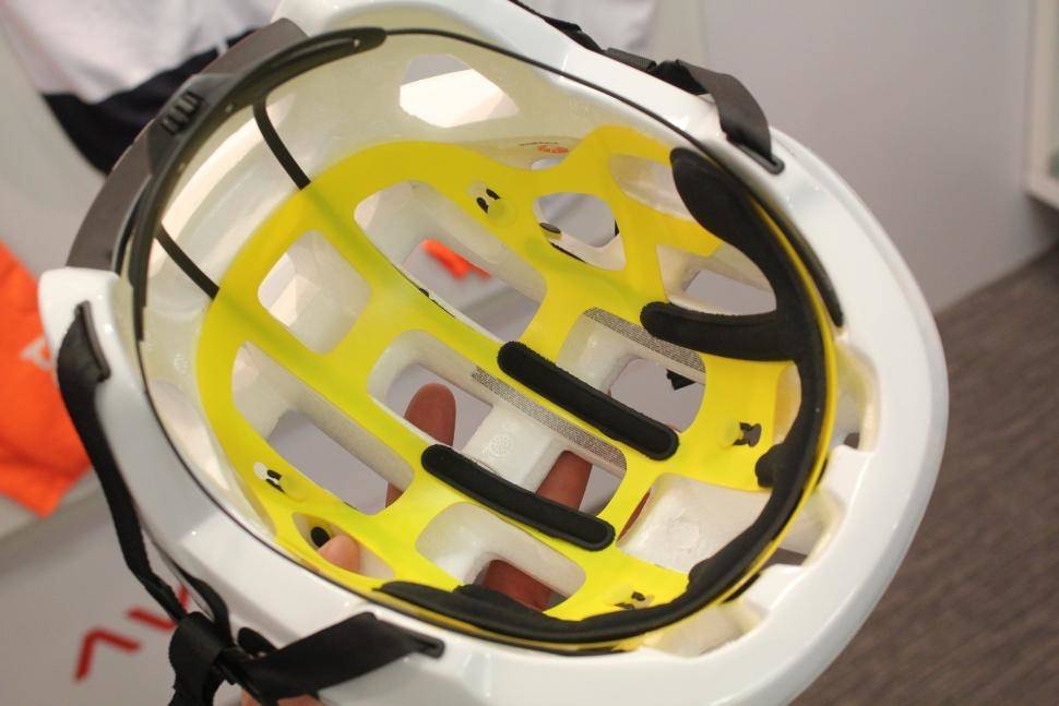 TIDLIG UTE: POC var tidlig ute med mips, og jobbet etterhvert for å smidiggjøre mips-innleggene. Her fra en POC Octal. Foto: POC. Poc-Octal-MIPS