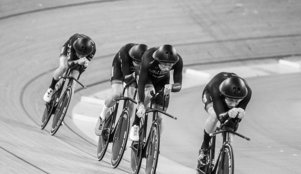 POPULÆR I ENGLAND: Det britiske laget Huub Wattbike bruker Poc tempor. Foto: Huub Wattbike. poc tempor