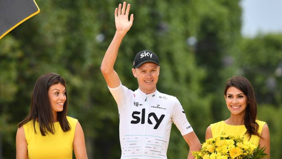 AVSLUTNINGSFEST: Chris Froome på Champs Élysées, der de to podiepikene er spesielt utvalgt for dagen. Foto: Cor Vos. podiepiker-tour-de-france