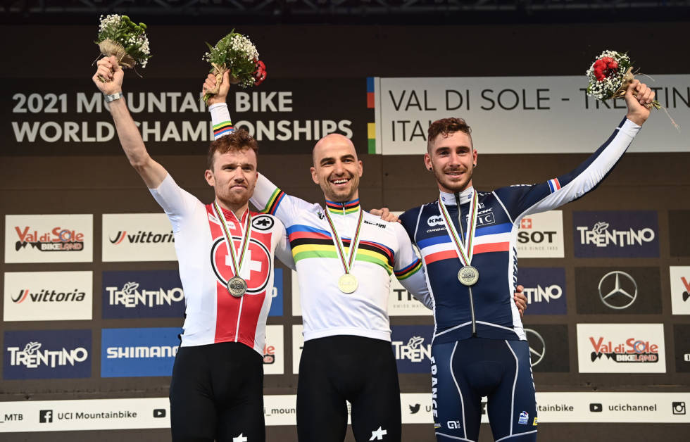 SNURT: Mathias Flückiger var alt annet enn fornøyd med sølvet i VM. Foto: UCI Pallen i terrengsykkel-VM 2021