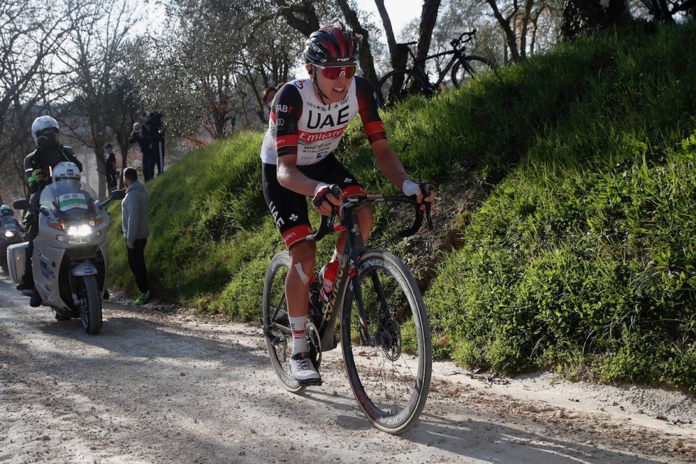 PÅ GRUSEN: Tadej Pogacar hang med helt til siste bakke i Strade Bianche. Foto: Corvos Tadej Pogacar COLNAGO V3RS