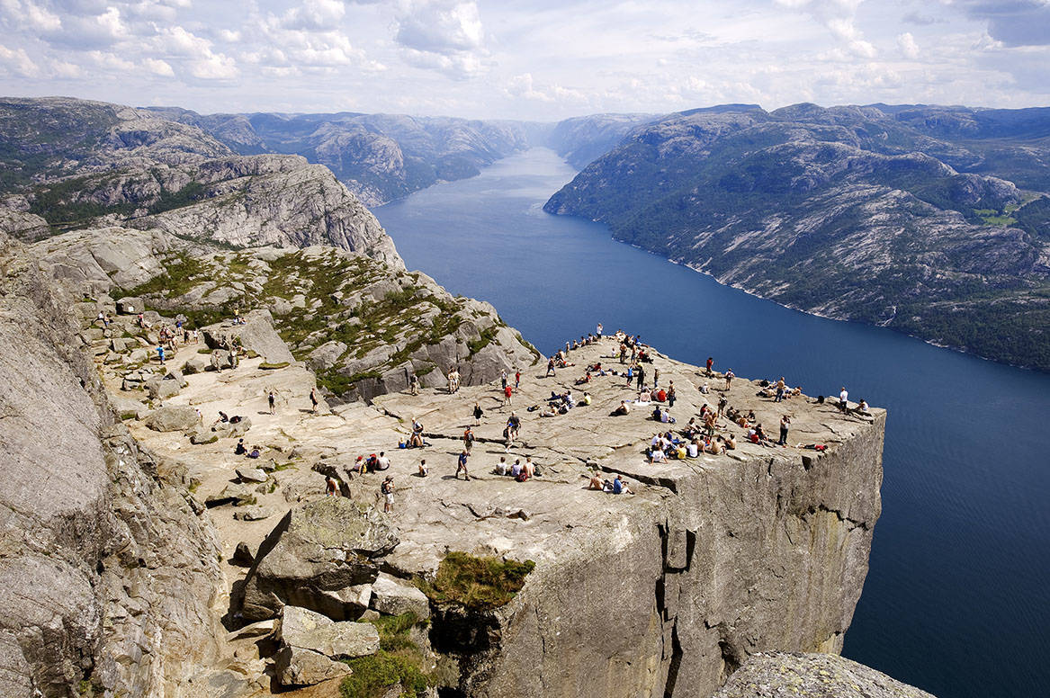 VAKTHOLD: Det strider mot norsk friluftslivstradisjon, men fjellvakter er det eneste som funker for å hindre at masseturisme til fjells fører til masse redningsaksjoner, skriver Vestlandsforskning. Foto: Foto: Hemis/Scanpix FJELLVAKT: Det strider mot norsk friluftslivstradisjon, men fjellvakter er det eneste som funker for å hindre at masseturisme til fjells fører til masse redningsaksjoner. Foto: Foto: Hemis/Scanpix