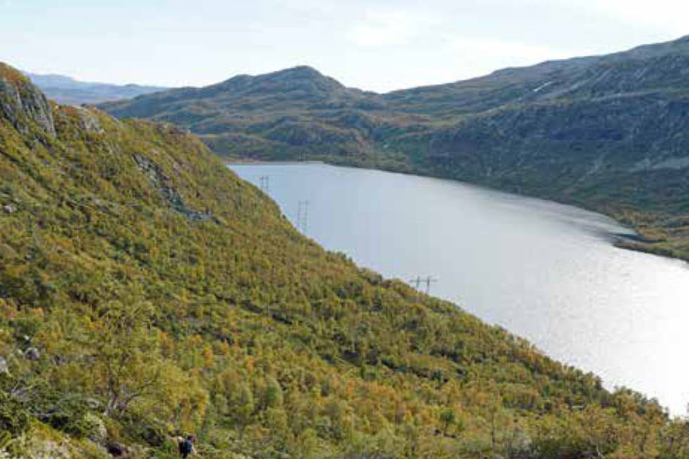 Stien opp fjellsiden er nokså bratt, men det er lov å ta en rast for å nyte utsikten. Primnuten telemark topptur fjelltur