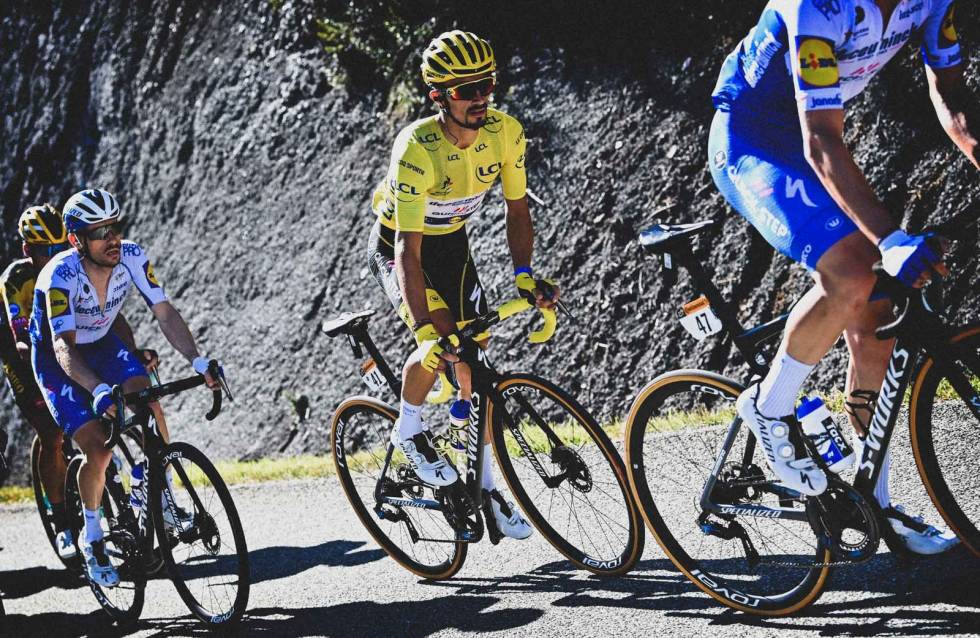 GUL TRØYE: Julian Alaphilippe fortsetter i gul trøye. Foto: Cor Vos. primoz-roglic-1