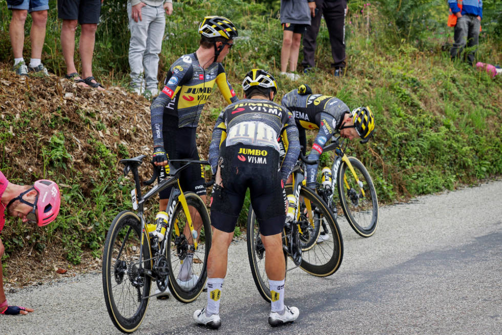 HARDT I BAKKEN: Primoz Roglic fikk seg en kraftig trøkk i velten. Foto: Cor Vos primoz roglic tour de france