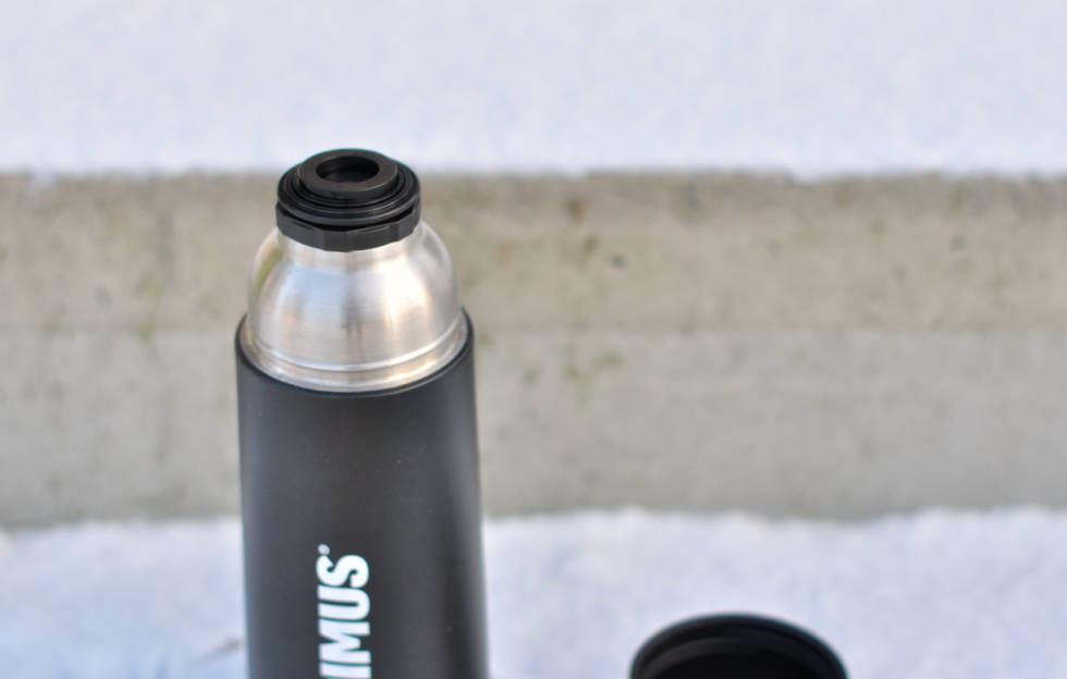 ÅPEN: Når du har trykket ned knappen kan du helle gjennom korken. Primus Vacuum Bottle 0,75