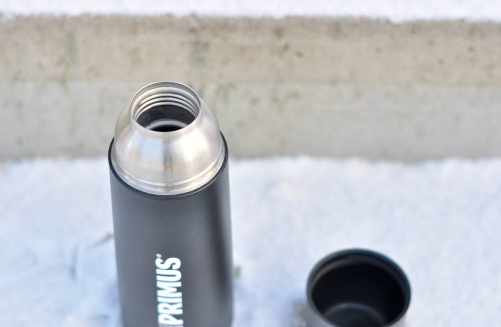 LITEN ÅPNING: Primus-termosen er god å helle fra, også uten kork. Primus Vacuum Bottle 0,75