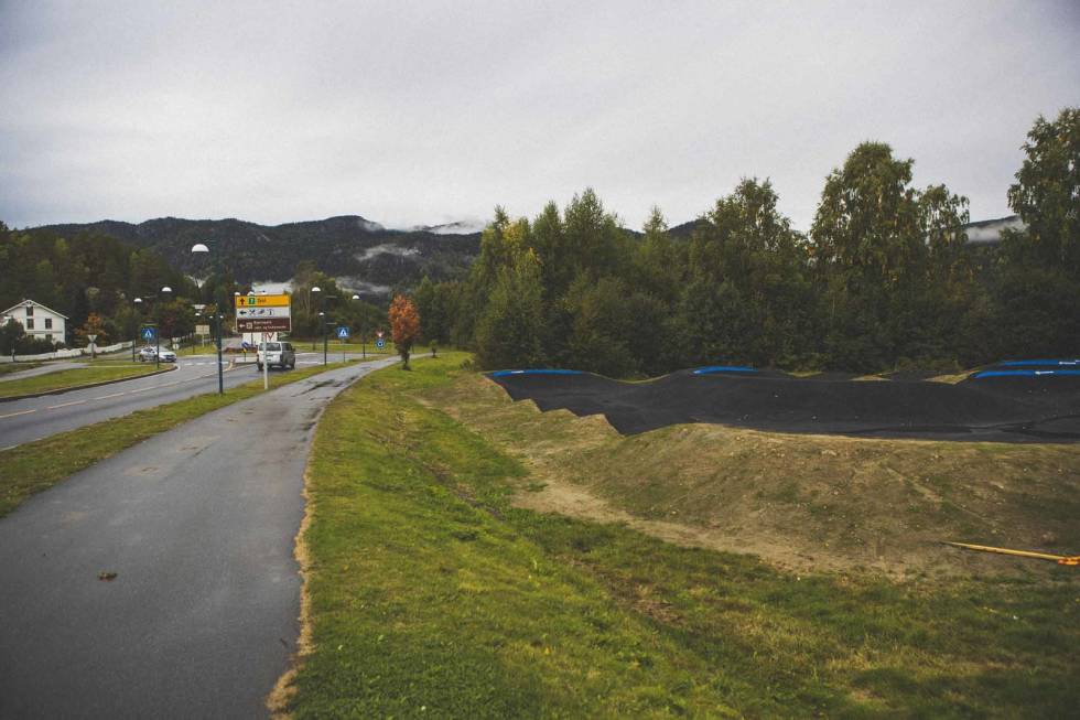 LETT SYNLIG: Det skal godt gjøres å gå glipp av pumptracken, som ligger rett ved riksvei 7. pumptrack i Flå hallingdal