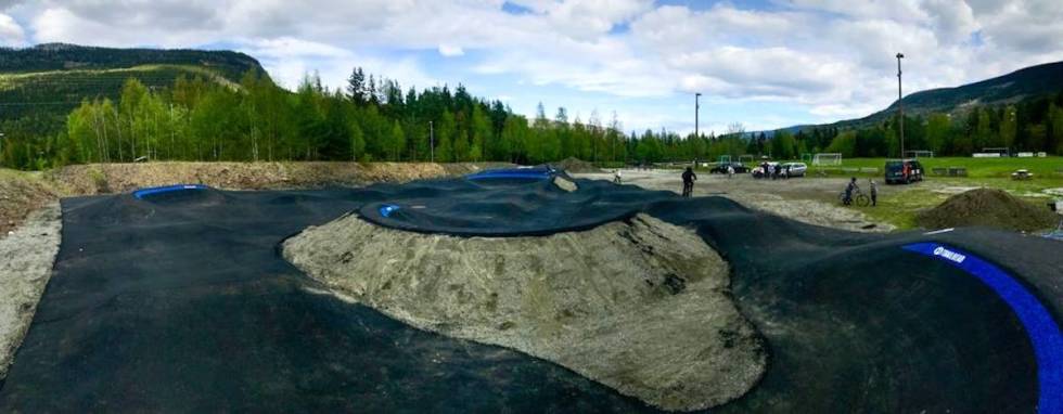 MYE DUGNAD: Pumptracken på Harpefoss er et resultat av solid lokal dugnadsinnsats. I mai var anlegget klart til bruk. Foto: Trailhead Nesbyen Pumptracken I Brudalen på Harpefoss