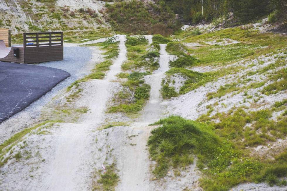 HOPPLINJER: Blir det trangt i pumptracken, finnes det også hopplinjer man kan prøve sykkelen på. Foto: Kristoffer H. Kippernes pumptrack krøderen