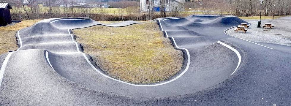 ASFALTERT ANLEGG: Ørsta Sykkelklubb gikk for en asfaltert pumptrack, blant annet for å sikre at anlegget tåler klimaet og nedbørsmengdene i Ørsta. Foto: Tov Lerheim Pumptrack Ørsta