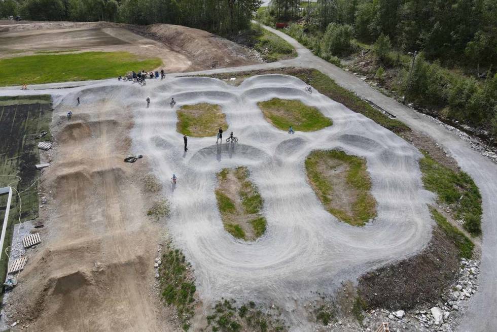 STOR: Da pumptracken på Kaupanger i Sogndal sto ferdig i 2019, var anlegget ett av Norges aller største av sitt slag. Foto: Henrik Ulleland Pumptrack på Kaupanger i Sogndal