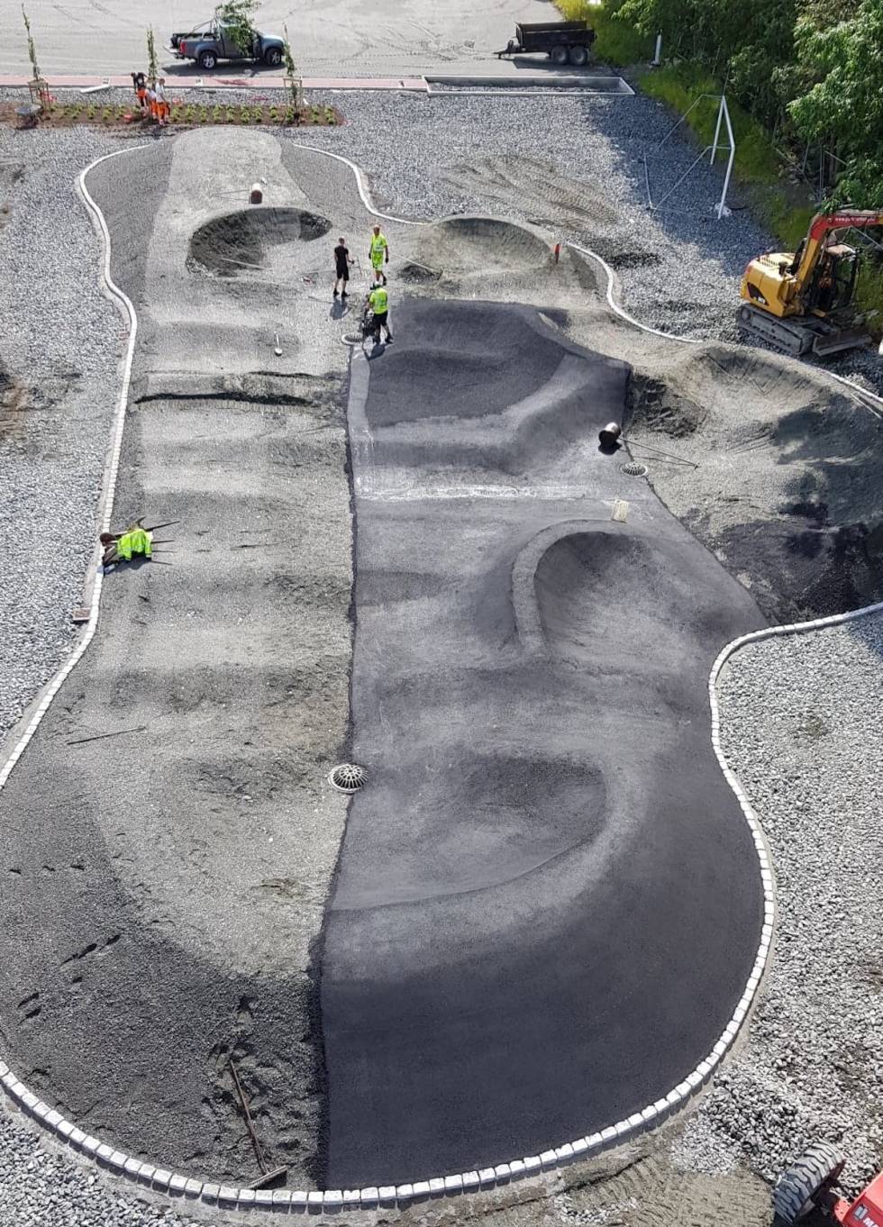 MÅ FJERNE ASFALTEN: Forliket med naboene til pumptrackanlegget ved Reier skole innebærer at asfalten må erstattes med grus for å redusere støyen fra anlegget. Foto: Bård Høstmark Pumptrack Reier
