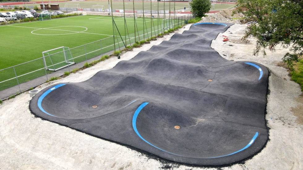 MELLOMSTOR: Pumptracken i Sauda er på 650 kvadratmeter og et mellomstort anlegg i norsk målestokk. Foto: Trailhead Nesbyen Pumptrack Sauda